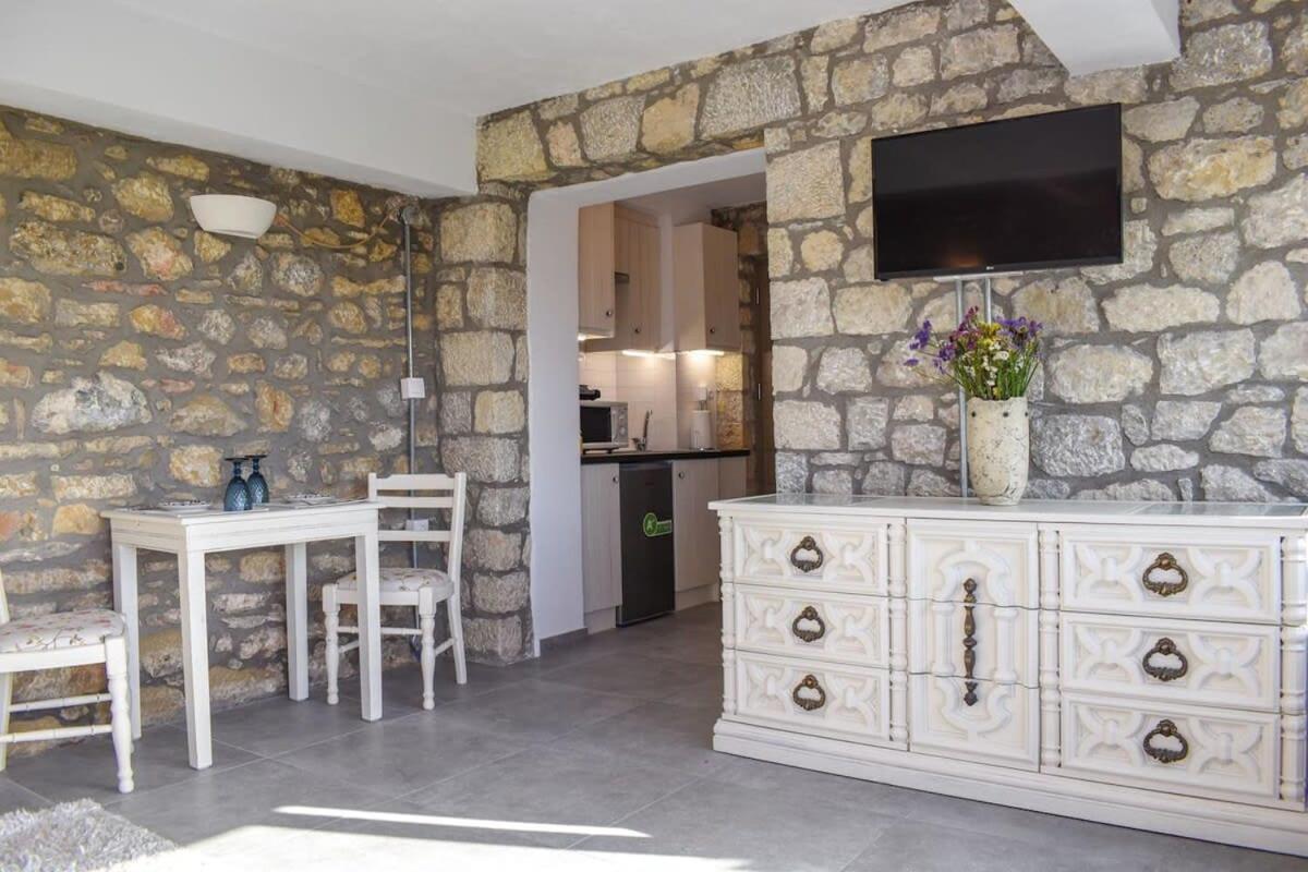 Villa Coastal Stone Hideaway With Stunning Scenery à Kitriaí Extérieur photo